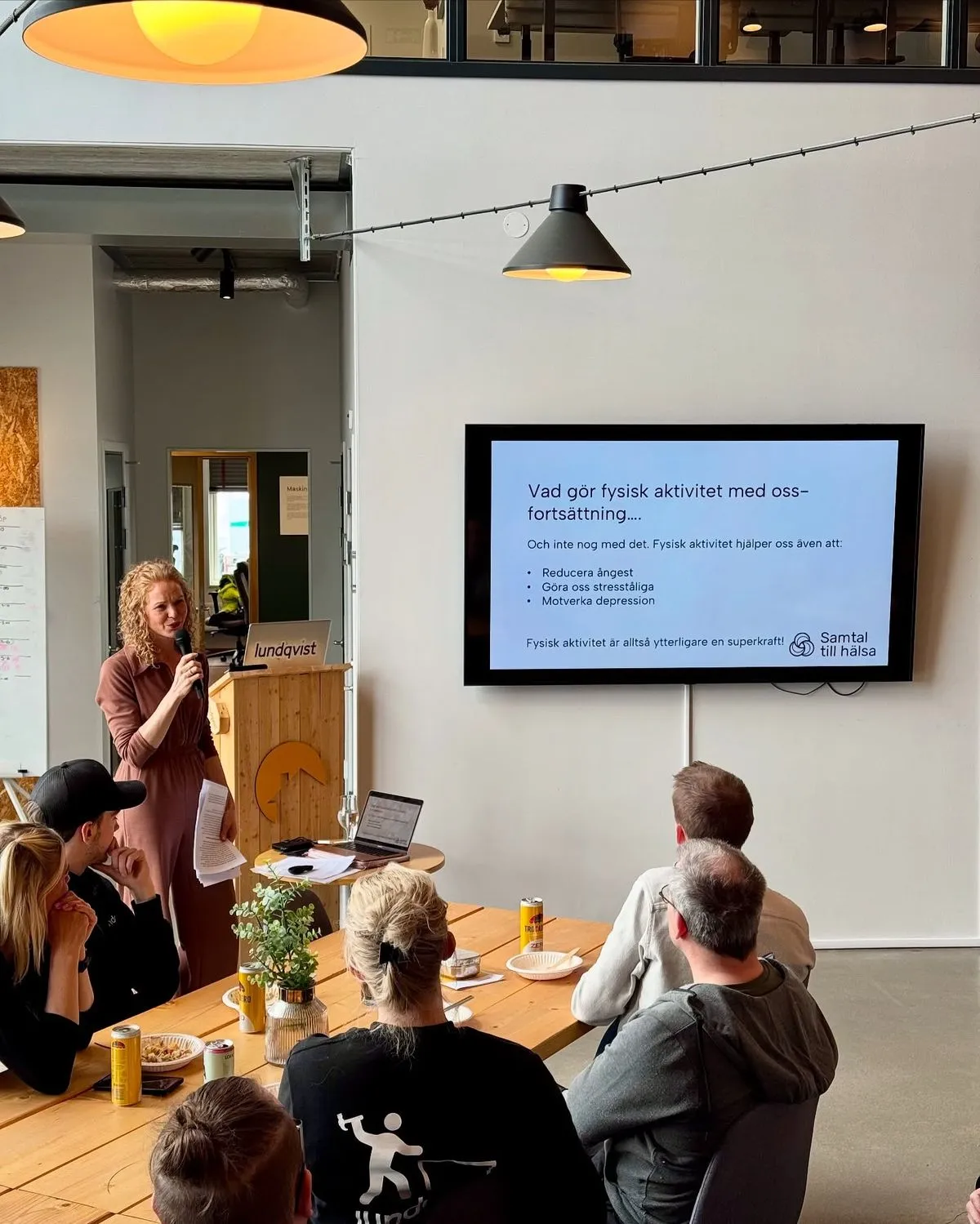 Telefon w ciemnym pomieszczeniu, krople powiadomień