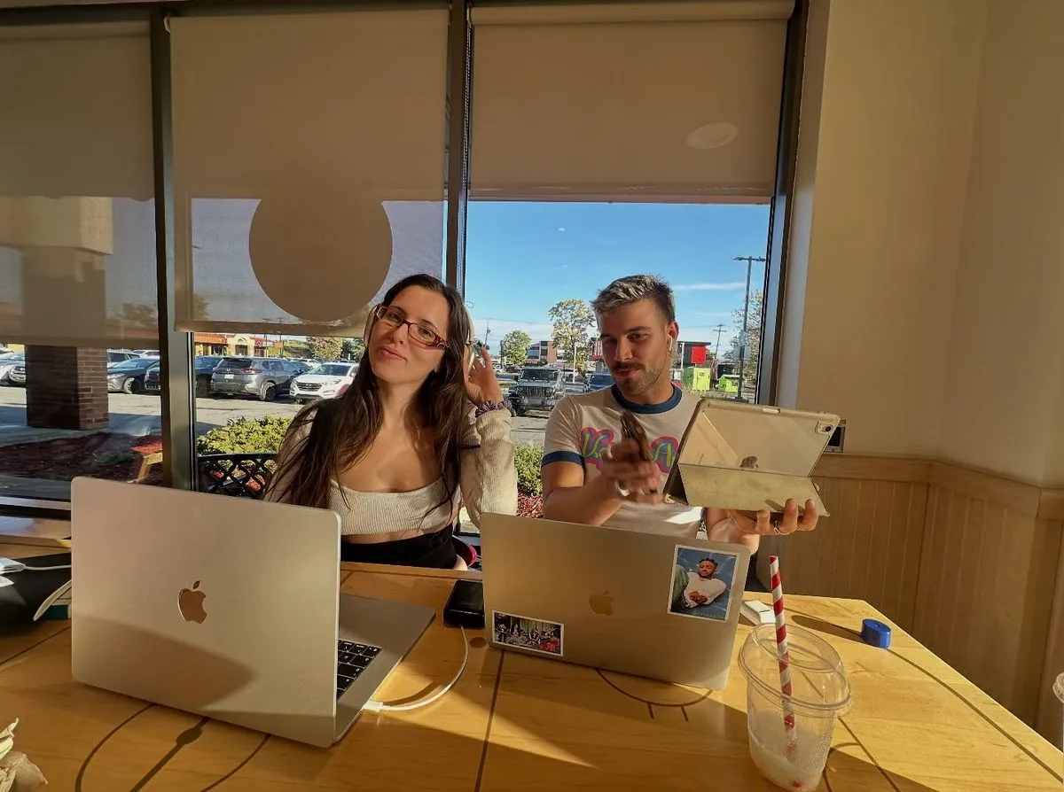 Ciemna cela z pojedynczym kranem i kroplą wody